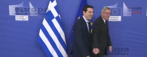 Juncker takes the initiative to hold hands with Tsipras (Source: screenshot)